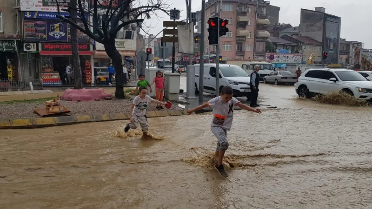 Perşembe 14 ilde sağanak yağış uyarısı! Hangi iller etkilenecek? 8