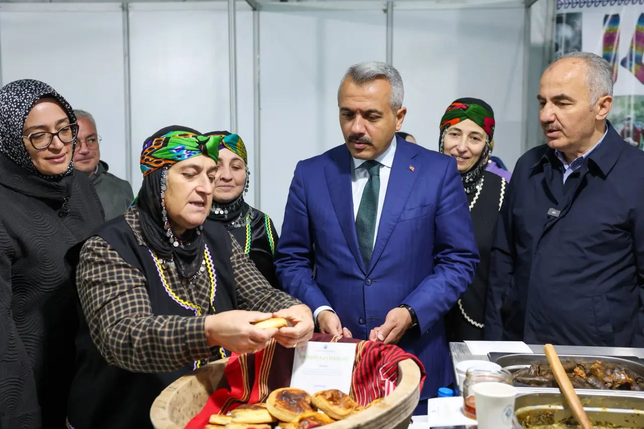 Vali Baydaş, 5. Rize Gastronomi Günleri’ni Ziyaret Etti 🍽️ 11