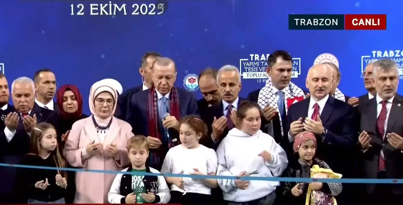 Erdoğan, Trabzon'da 130 yatırımın açılışını yaptı; hızlı tren ve yeni havalimanı projeleri müjdelendi. 4