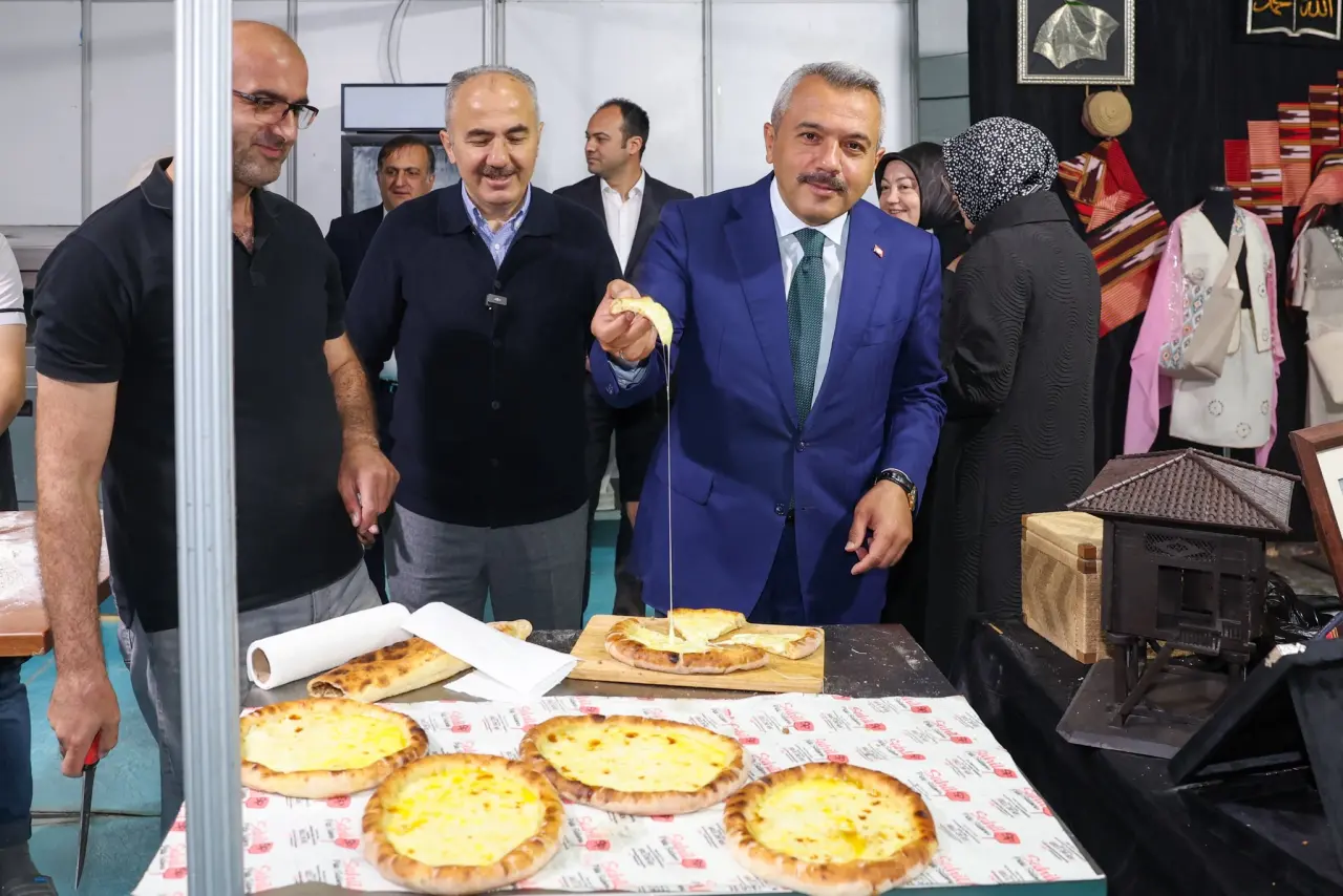 Vali Baydaş, 5. Rize Gastronomi Günleri’ni Ziyaret Etti 🍽️ 8
