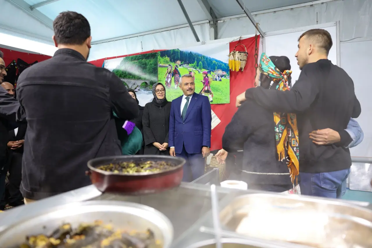 Vali Baydaş, 5. Rize Gastronomi Günleri’ni Ziyaret Etti 🍽️ 16