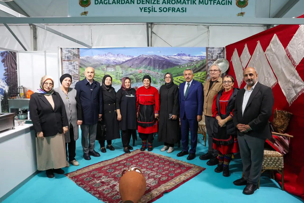Vali Baydaş, 5. Rize Gastronomi Günleri’ni Ziyaret Etti 🍽️ 9