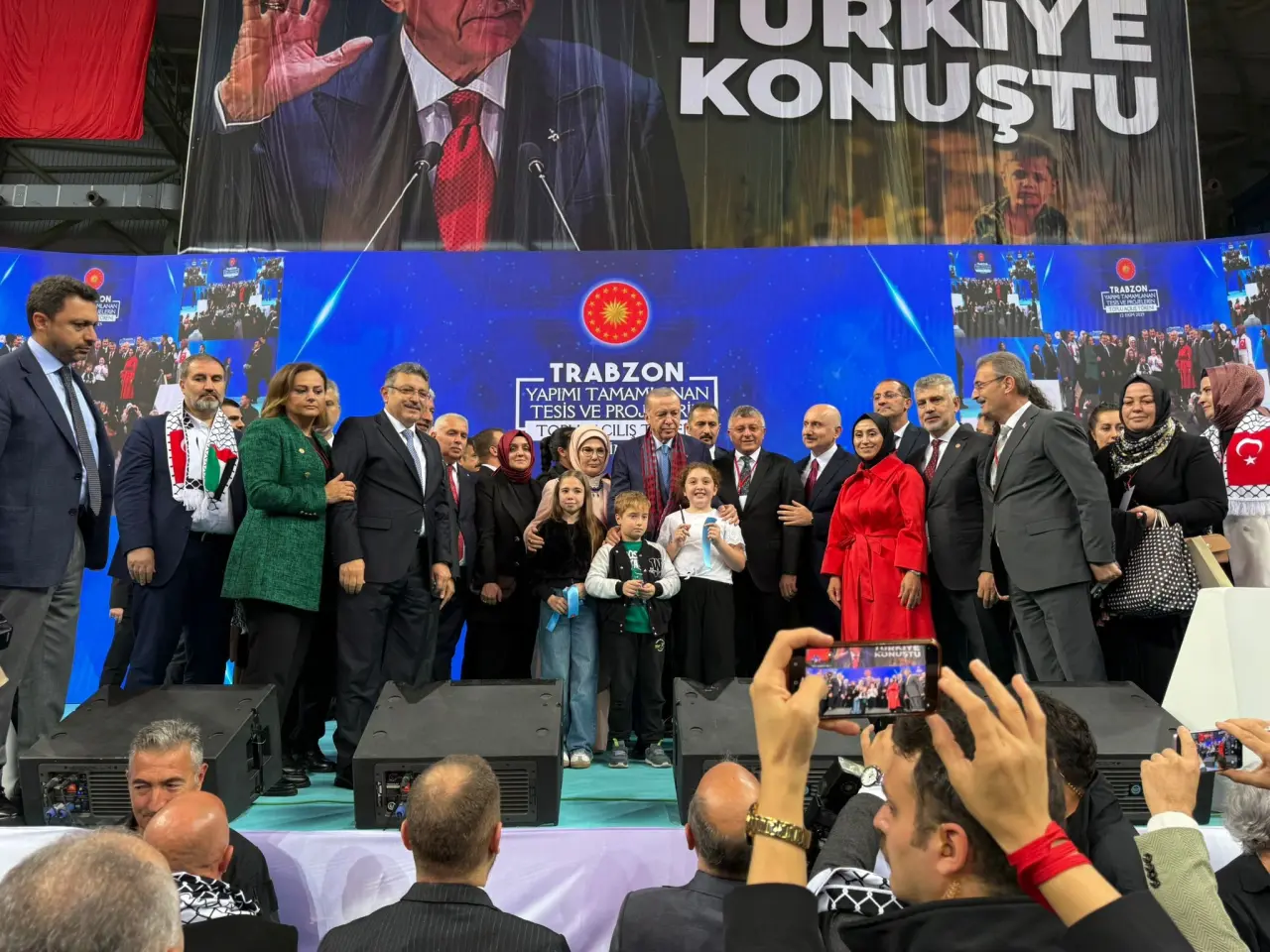 Erdoğan, Trabzon'da 130 yatırımın açılışını yaptı; hızlı tren ve yeni havalimanı projeleri müjdelendi. 2
