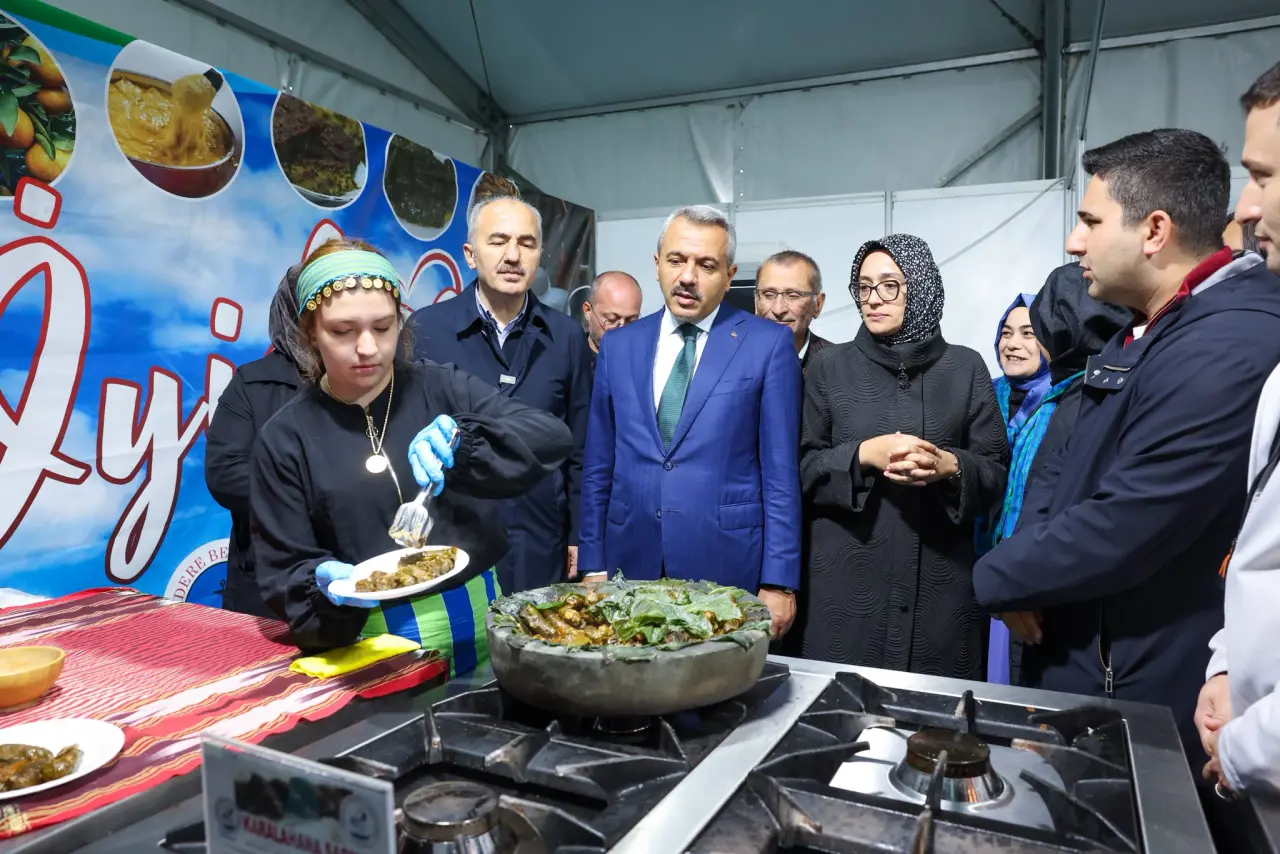 Vali Baydaş, 5. Rize Gastronomi Günleri’ni Ziyaret Etti 🍽️ 14