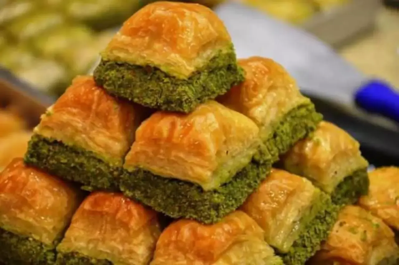 Bayramda “Sahte Baklava” Alarmı! Ucuz Diye Aldığınız Tatlı Sağlığınızı Tehdit Edebilir 3