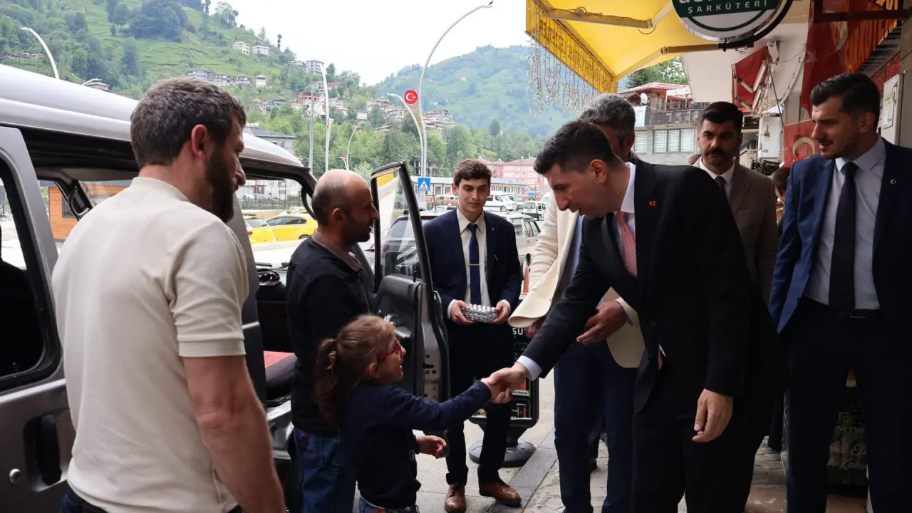Güneysu’da Bayramlaşma Programı Yoğun Katılımla Gerçekleştirildi 2