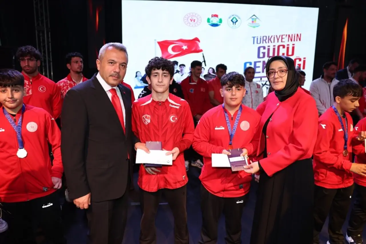 Rize’de 19 Mayıs Coşkusu: Gençlik Bayramı Büyük Bir Heyecanla Kutlandı 8