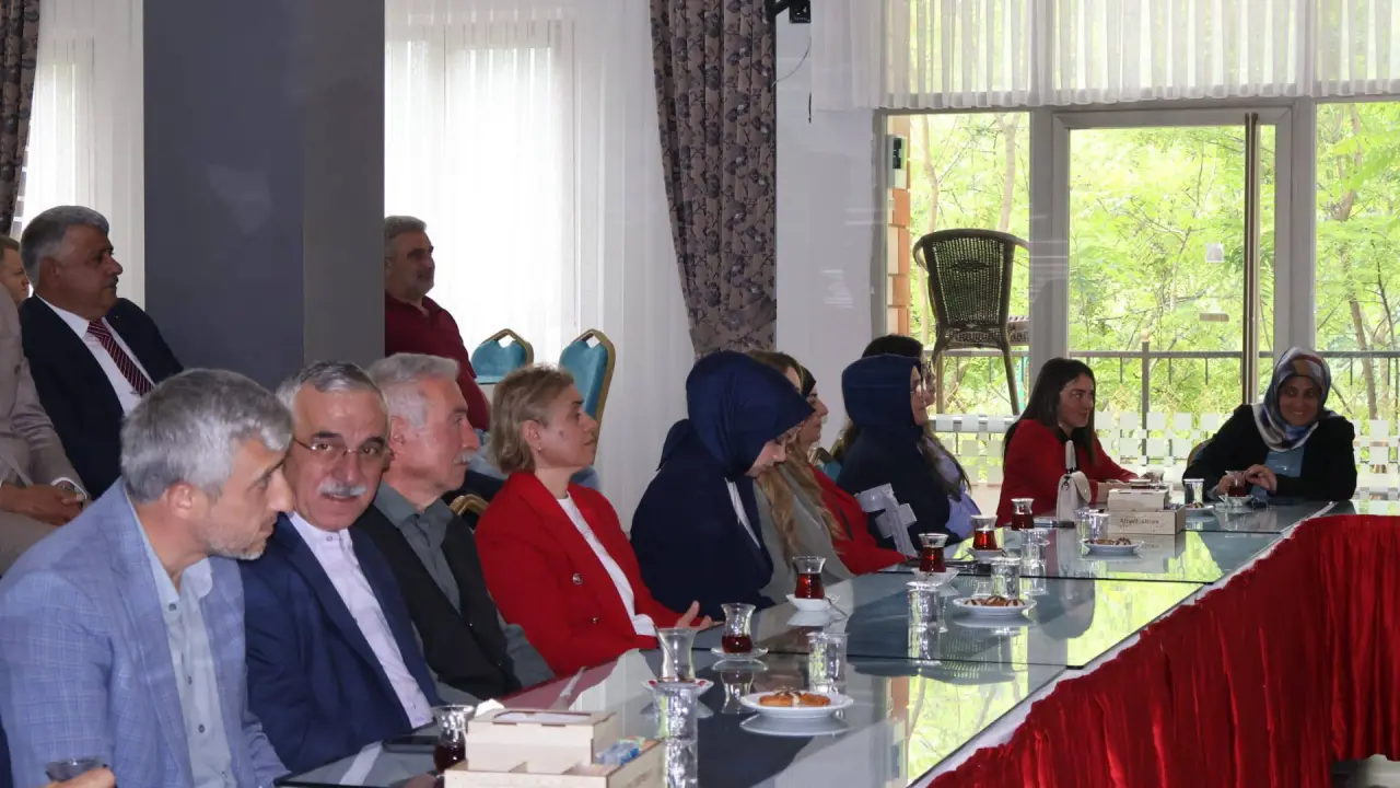 Güneysu’da Bayramlaşma Programı Yoğun Katılımla Gerçekleştirildi 12