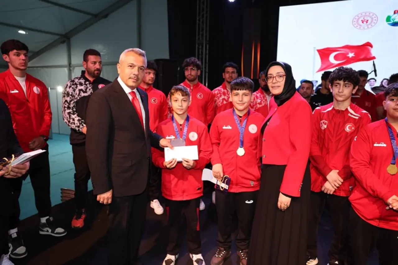 Rize’de 19 Mayıs Coşkusu: Gençlik Bayramı Büyük Bir Heyecanla Kutlandı 1