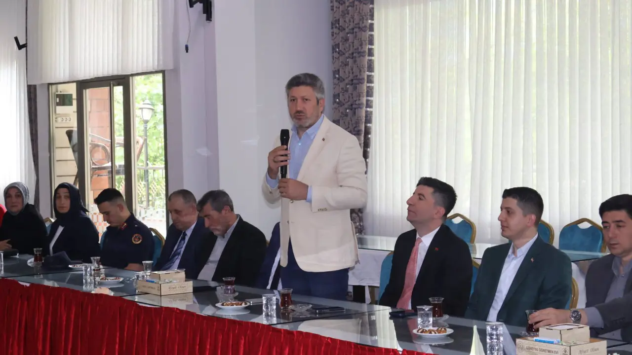 Güneysu’da Bayramlaşma Programı Yoğun Katılımla Gerçekleştirildi 13
