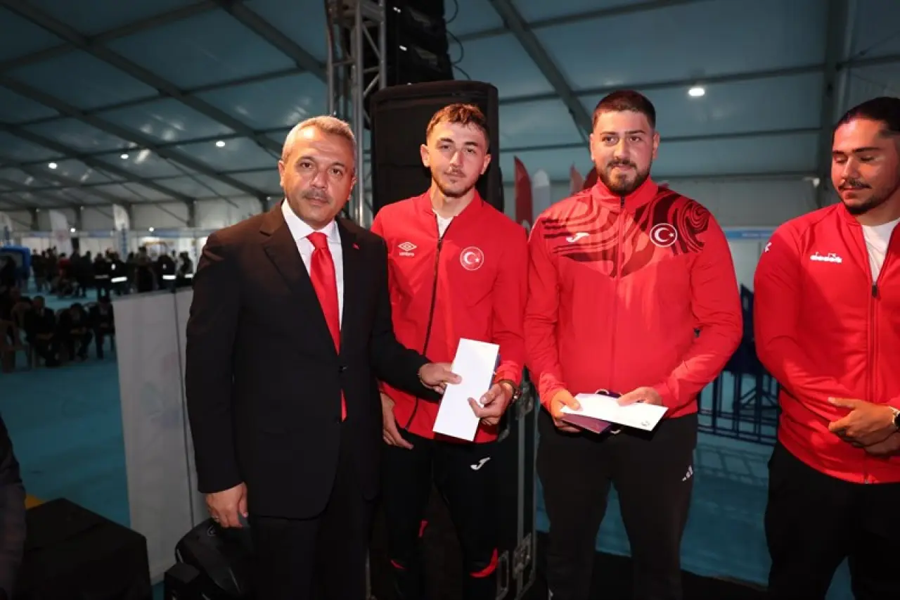 Rize’de 19 Mayıs Coşkusu: Gençlik Bayramı Büyük Bir Heyecanla Kutlandı 6