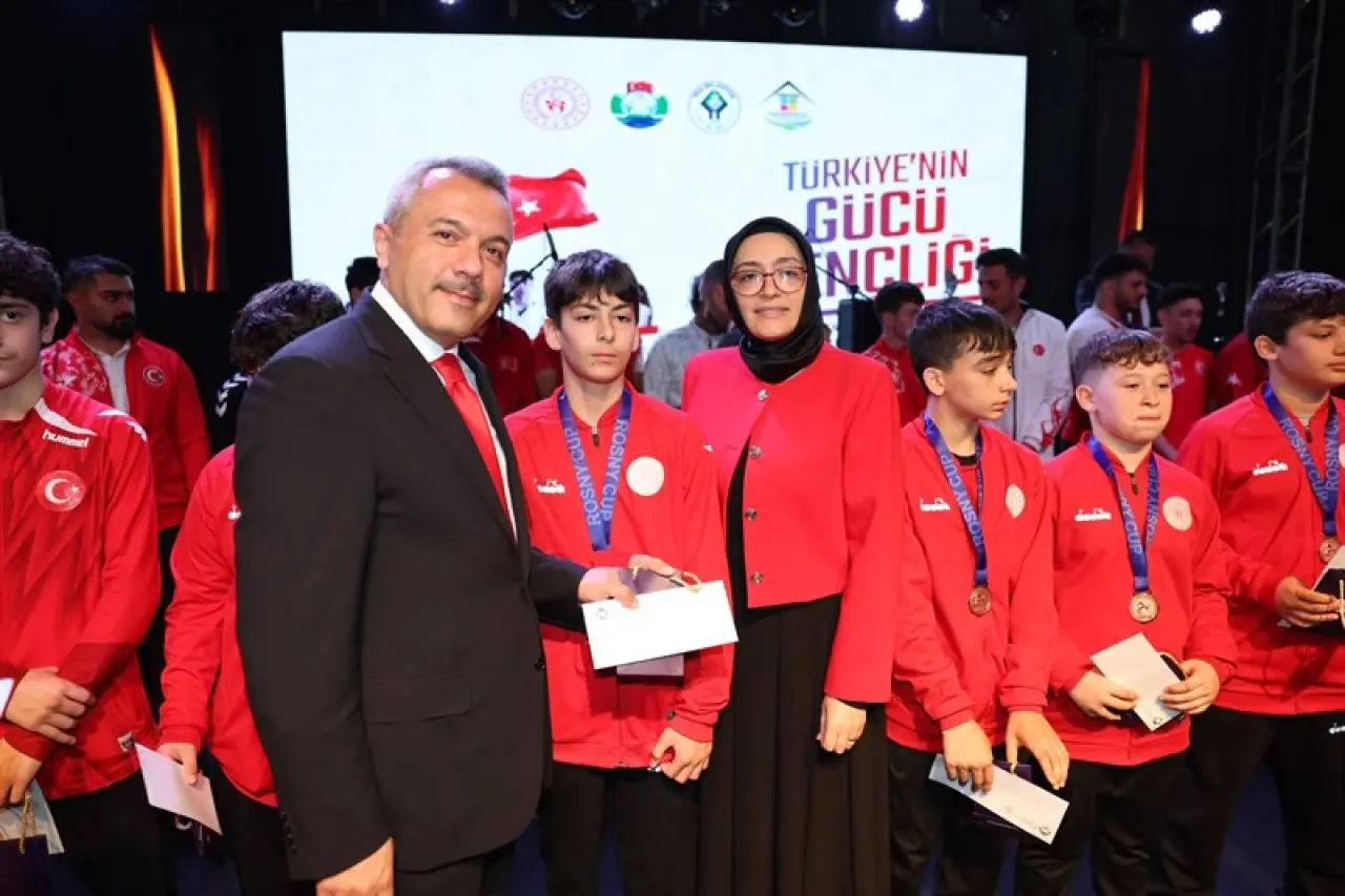 Rize’de 19 Mayıs Coşkusu: Gençlik Bayramı Büyük Bir Heyecanla Kutlandı 7