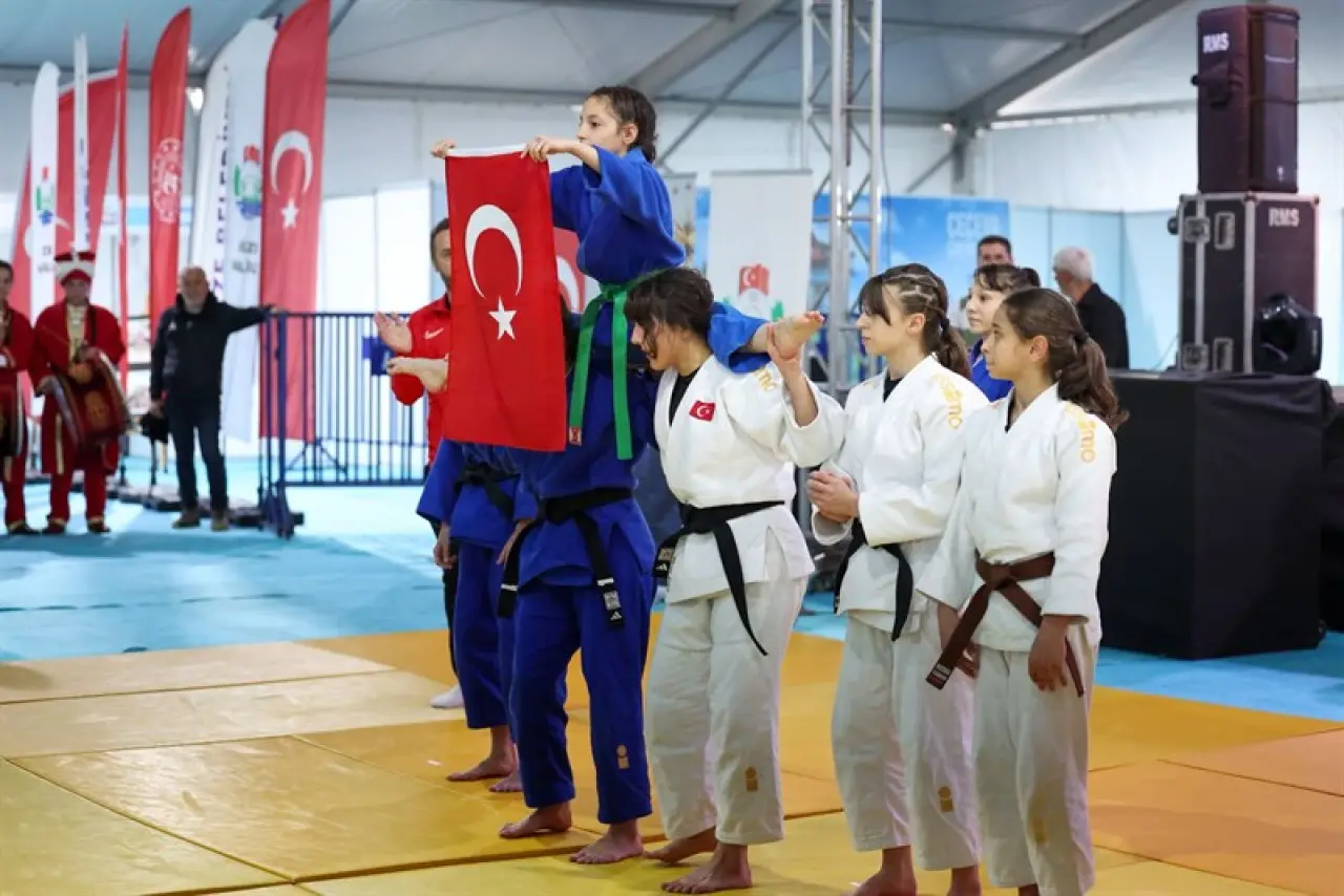 Rize’de 19 Mayıs Coşkusu: Gençlik Bayramı Büyük Bir Heyecanla Kutlandı 10