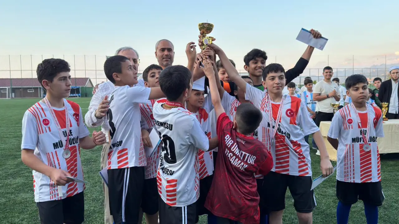 Rize'de Hafızlık Kur'an Kursları Futbol Turnuvası Tamamlandı 2