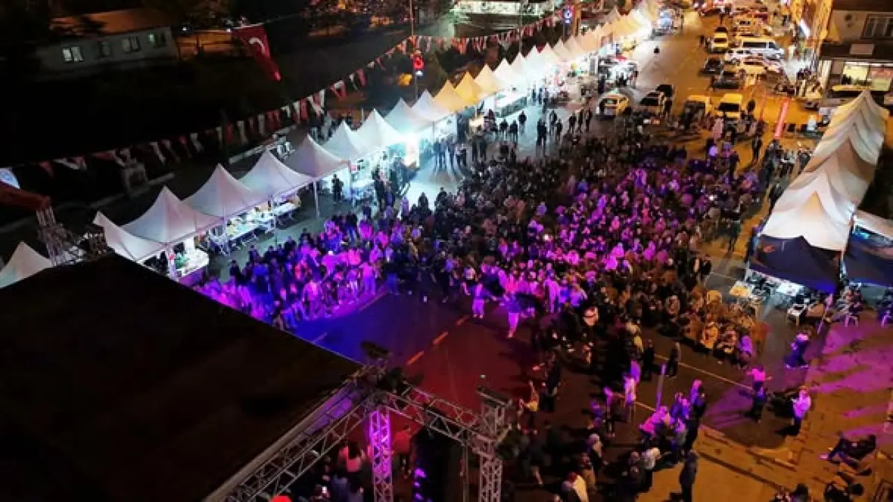 İspir'de Rize Rüzgarı Esti! Karadeniz Ezgileri Geceye Damga Vurdu 4