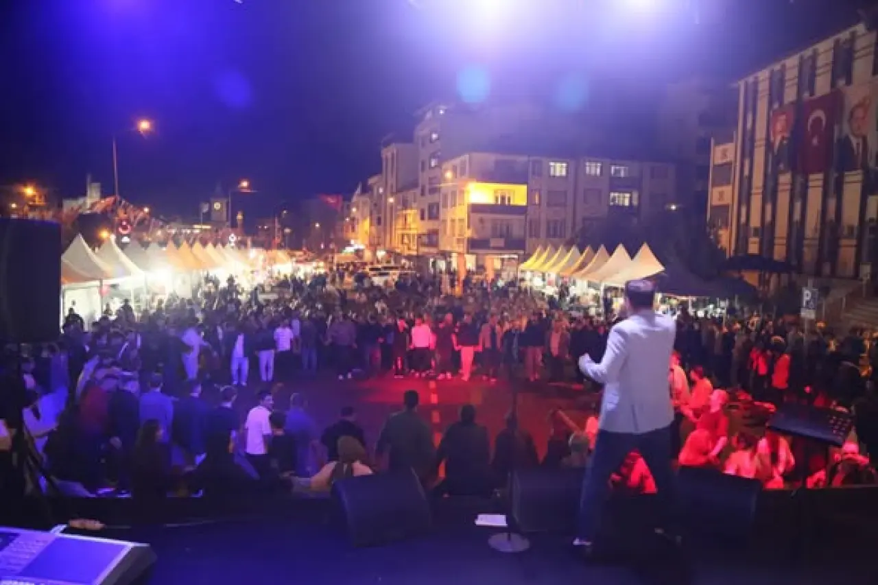 İspir'de Rize Rüzgarı Esti! Karadeniz Ezgileri Geceye Damga Vurdu 2