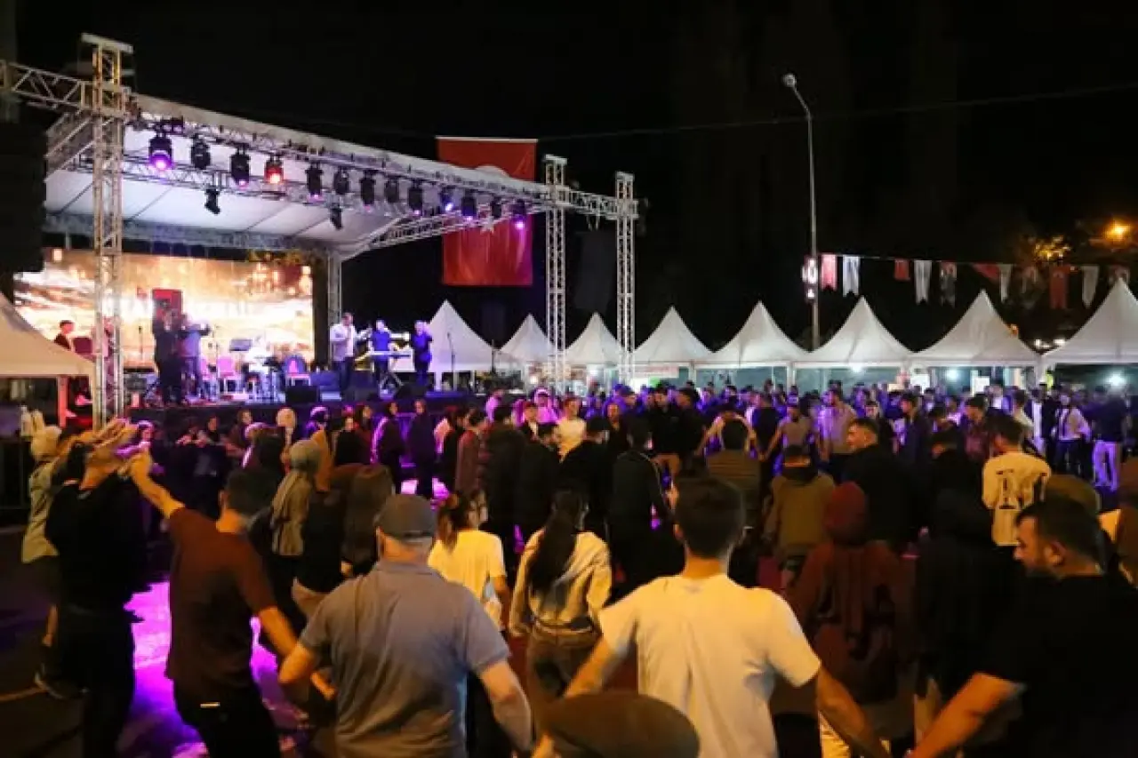 İspir'de Rize Rüzgarı Esti! Karadeniz Ezgileri Geceye Damga Vurdu 1