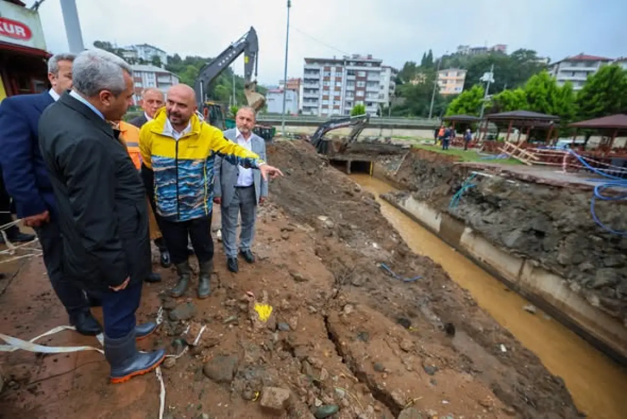 Rize Valisi İhsan Selim Baydaş, İyidere'de Afette Tıkanan Menfezleri İnceledi 2