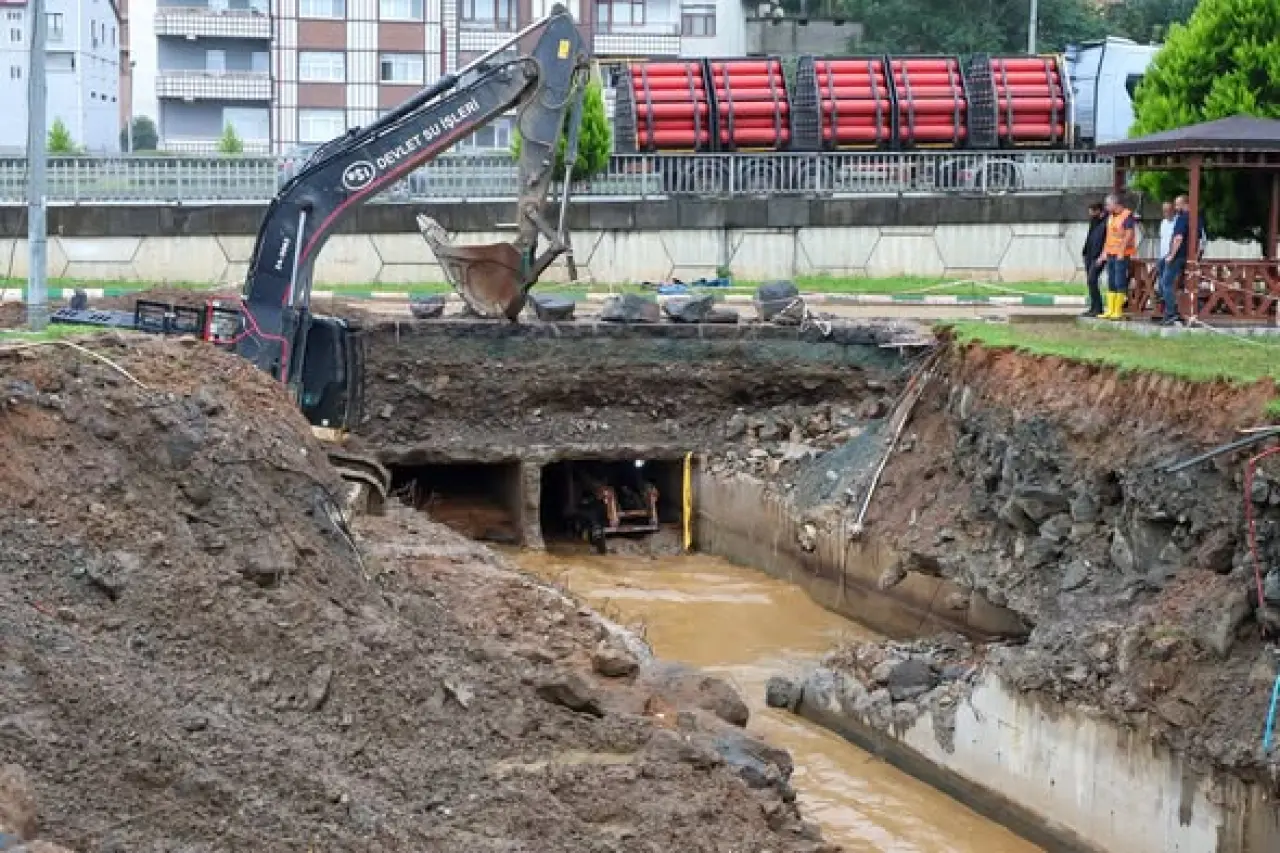 Rize Valisi İhsan Selim Baydaş, İyidere'de Afette Tıkanan Menfezleri İnceledi 3