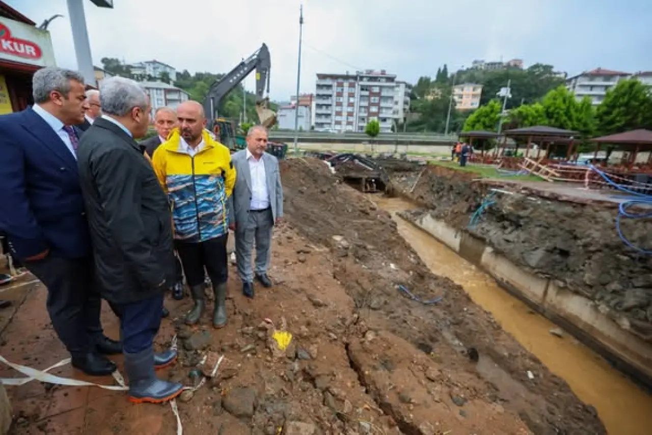 Rize Valisi İhsan Selim Baydaş, İyidere'de Afette Tıkanan Menfezleri İnceledi 1