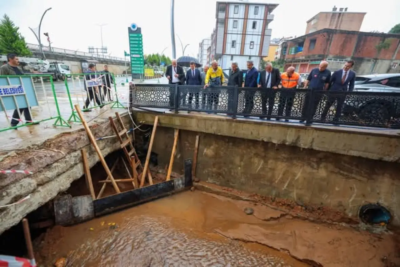 Rize Valisi İhsan Selim Baydaş, İyidere'de Afette Tıkanan Menfezleri İnceledi 5