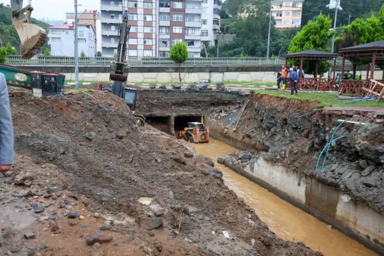 Rize Valisi İhsan Selim Baydaş, İyidere'de Afette Tıkanan Menfezleri İnceledi 4