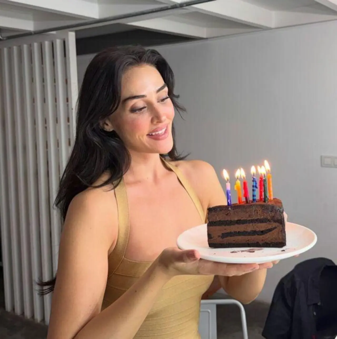 Doğum günü pozlarına övgü dolu yorumlar aldı: Esra Bilgiç yeni yaşını tebrik etti