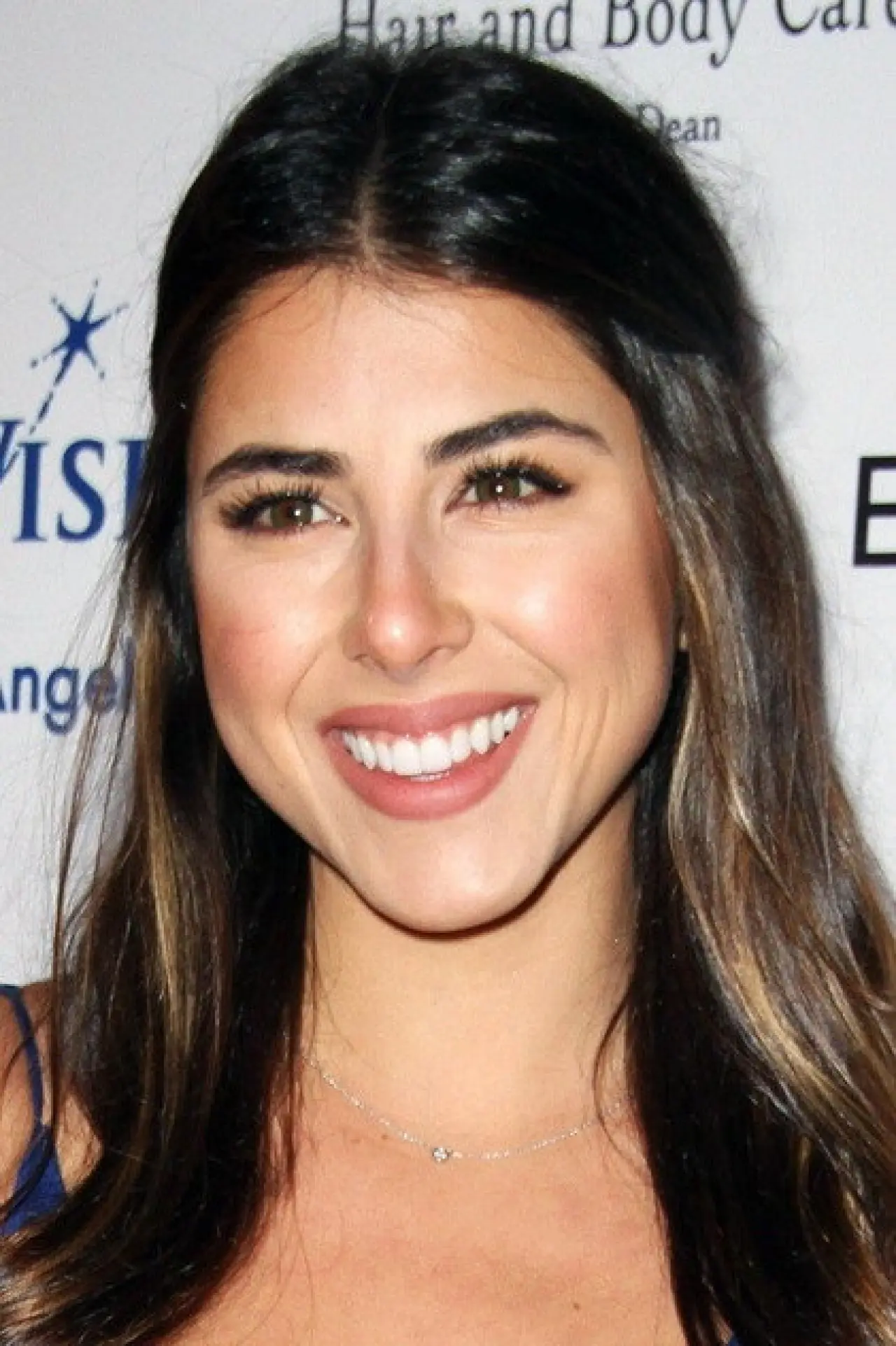 Daniella Monet rolünde Trina Vega