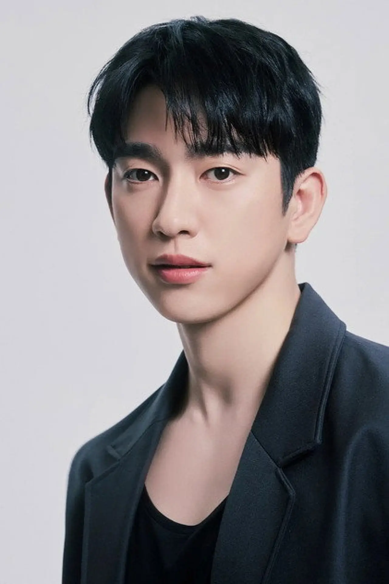 Jinyoung rolünde Kim Tae-woong / Hideo Sato